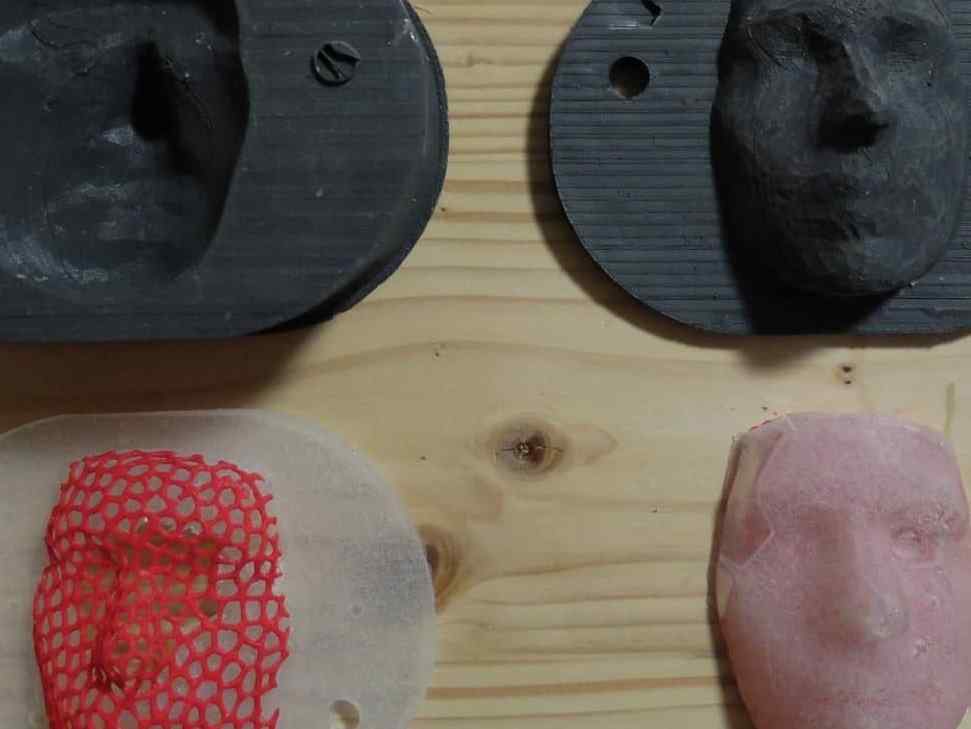 image showing 3D printed molds and silicon casts with meshed scaffoldings